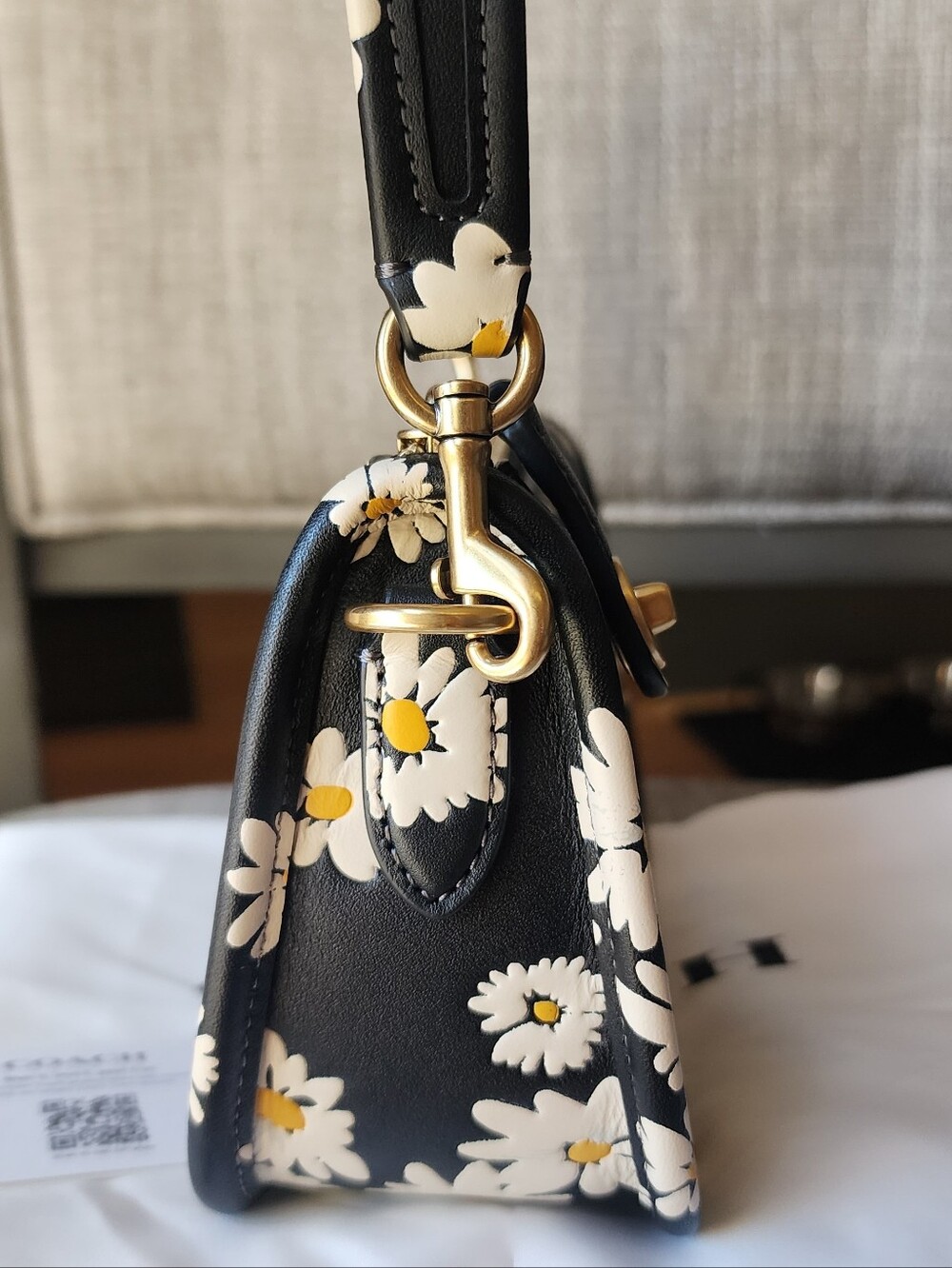 Coach Swinger 20 Bag Floral Print (Black) - Picture 4 of 12